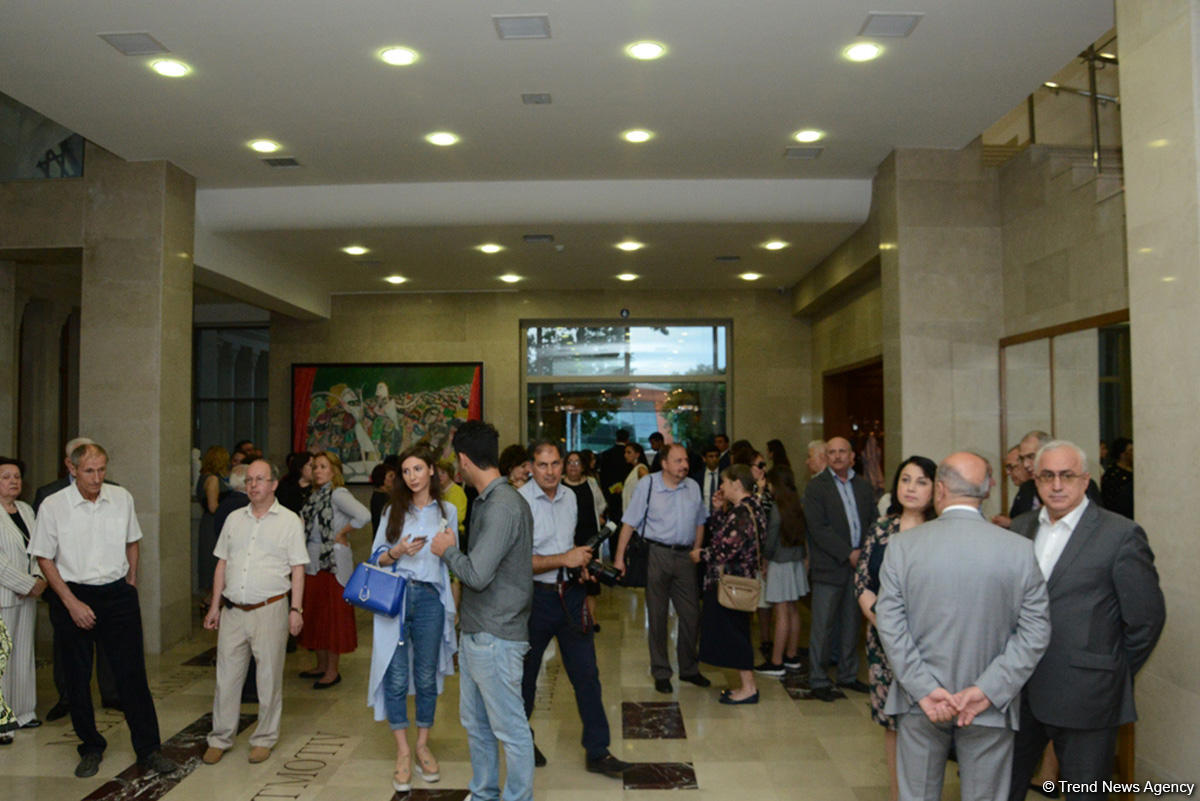 "ÜNS" Yaradıcılıq Səhnəsi tanınmış teatr rejissoru Roman Viktyukun qeyri-adi yaradıcılıq gecəsini keçirib (FOTO)