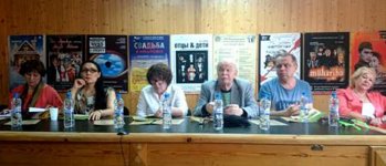 Gənc Tamaşaçılar Teatrı beynəlxalq tədbirlərdən mükafatlarla dönüb (FOTO)