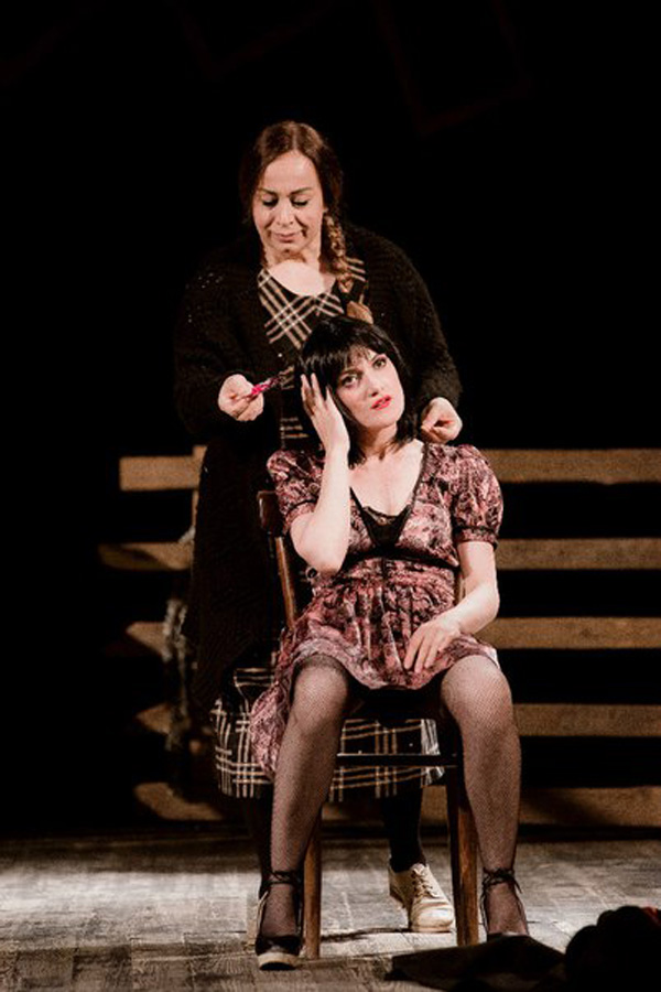Gənc Tamaşaçılar Teatrı beynəlxalq tədbirlərdən mükafatlarla dönüb (FOTO)