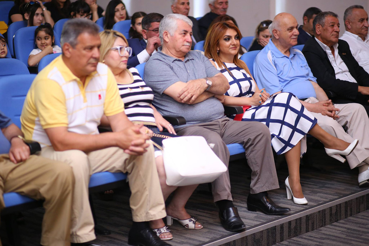 “Bizim Evin Qonaqları” rubrikasında növbəti qonaq tarzən Vamiq Məmmədəliyev olub (FOTO)
