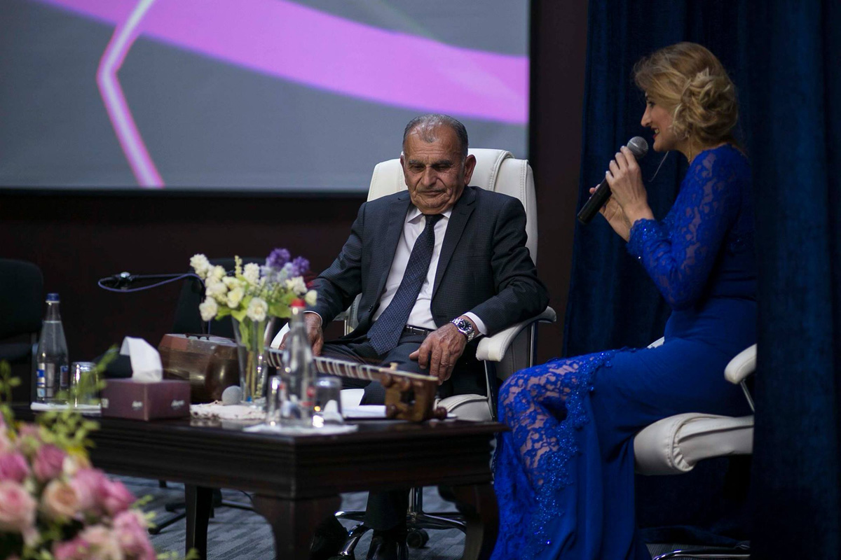 “Bizim Evin Qonaqları” rubrikasında növbəti qonaq tarzən Vamiq Məmmədəliyev olub (FOTO)