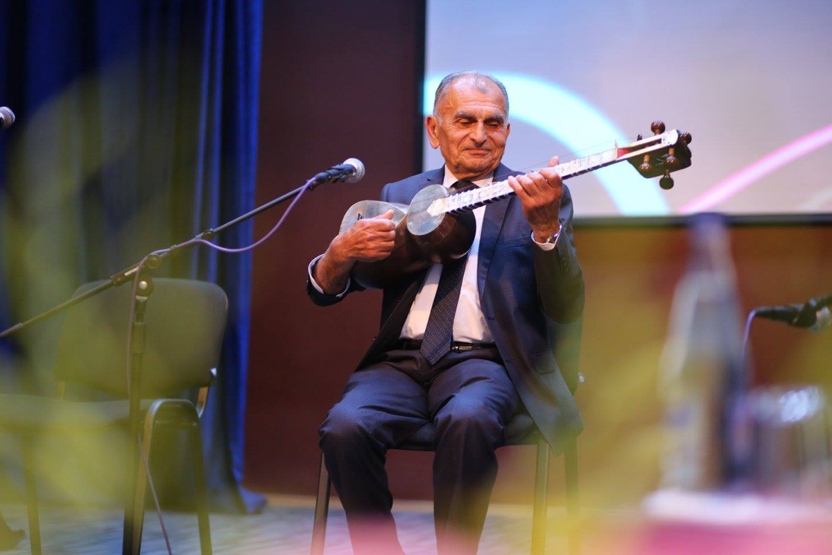 “Bizim Evin Qonaqları” rubrikasında növbəti qonaq tarzən Vamiq Məmmədəliyev olub (FOTO)