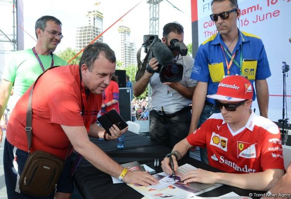 "Formula 1" iştirakçıları Bakıda avtoqraf verdilər (FOTO)