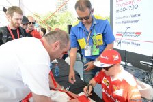 "Formula 1" iştirakçıları Bakıda avtoqraf verdilər (FOTO)