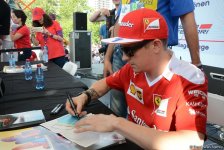 "Formula 1" iştirakçıları Bakıda avtoqraf verdilər (FOTO)