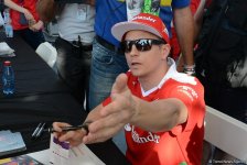 "Formula 1" iştirakçıları Bakıda avtoqraf verdilər (FOTO)