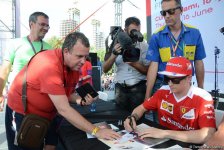 "Formula 1" iştirakçıları Bakıda avtoqraf verdilər (FOTO)