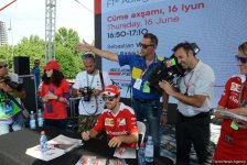 "Formula 1" iştirakçıları Bakıda avtoqraf verdilər (FOTO)