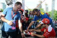 "Formula 1" iştirakçıları Bakıda avtoqraf verdilər (FOTO)