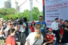 "Formula 1" iştirakçıları Bakıda avtoqraf verdilər (FOTO)