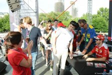 "Formula 1" iştirakçıları Bakıda avtoqraf verdilər (FOTO)