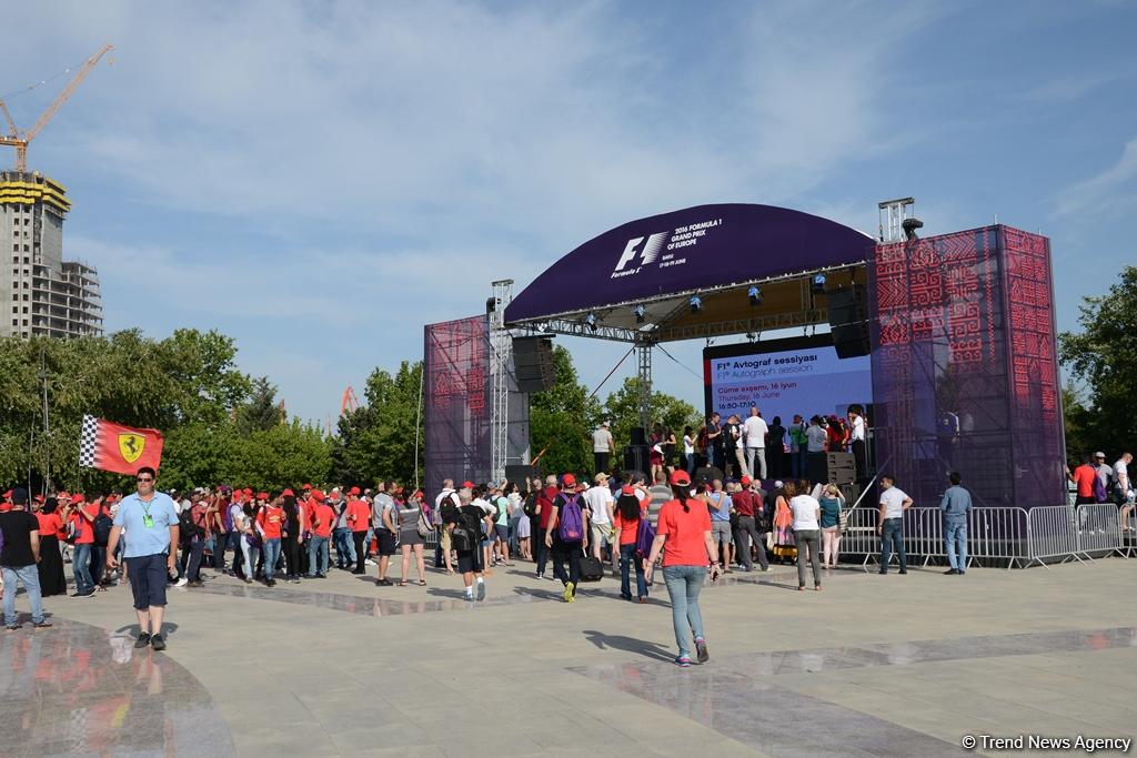 "Formula 1" iştirakçıları Bakıda avtoqraf verdilər (FOTO)