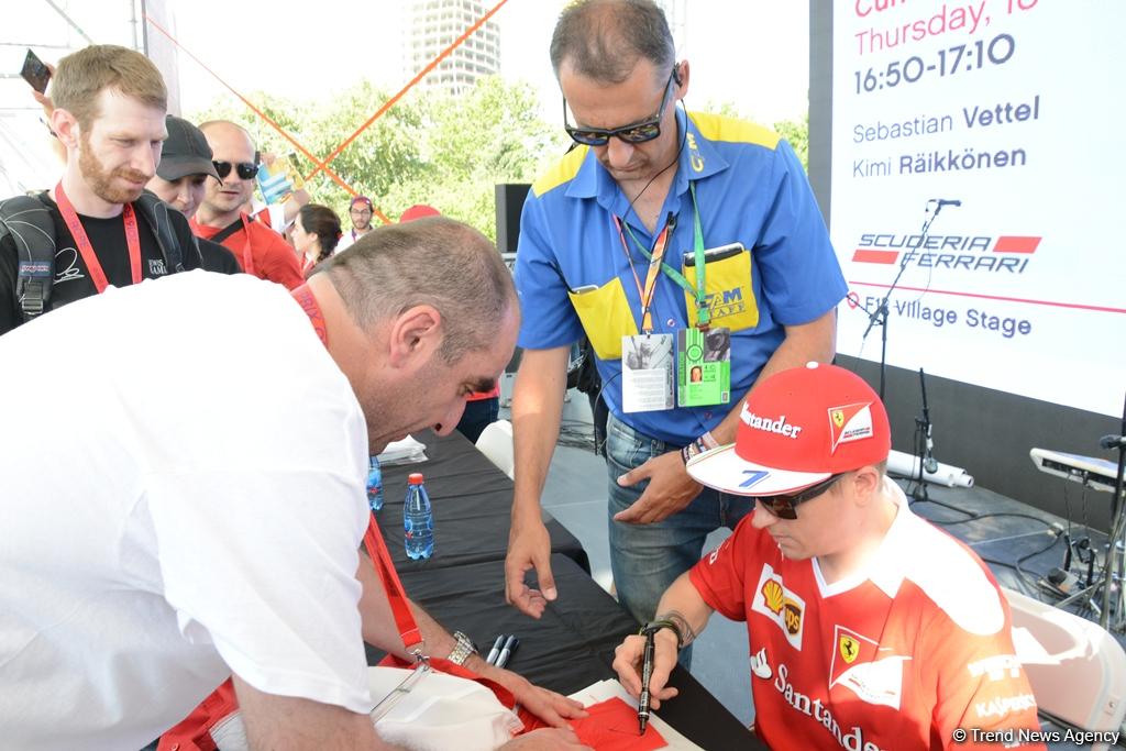 "Formula 1" iştirakçıları Bakıda avtoqraf verdilər (FOTO)