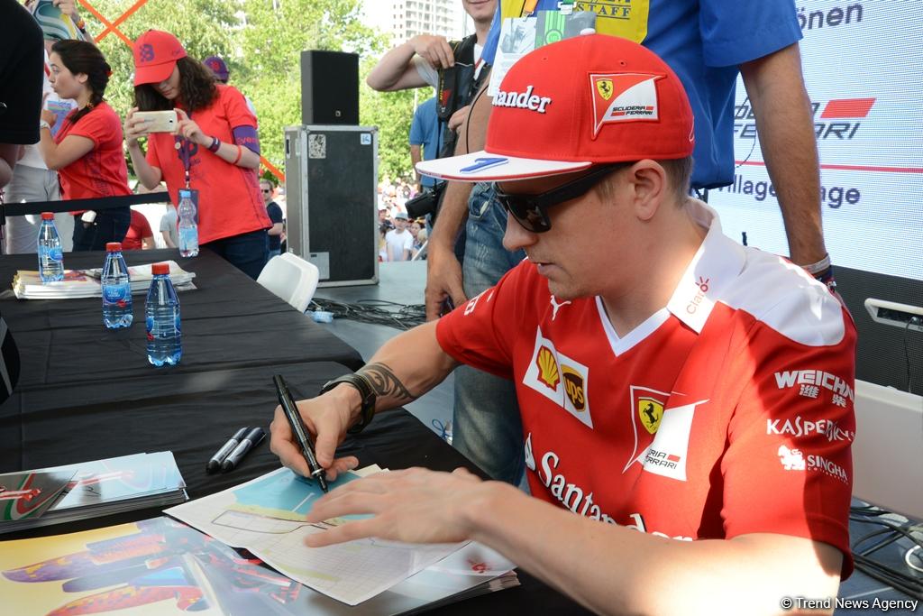 "Formula 1" iştirakçıları Bakıda avtoqraf verdilər (FOTO)