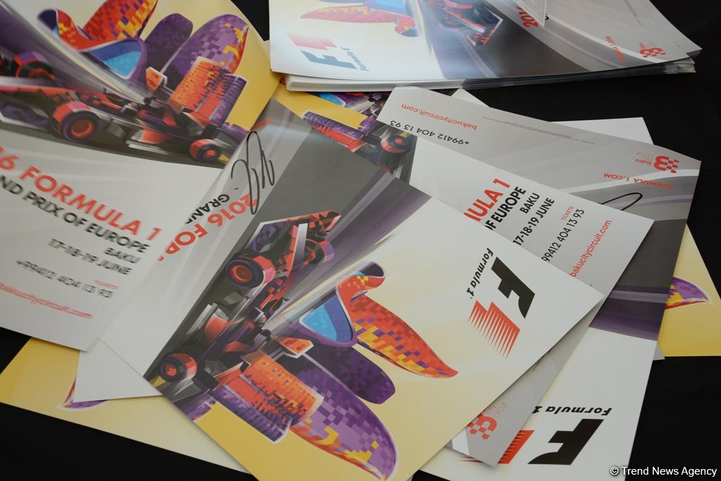 "Formula 1" iştirakçıları Bakıda avtoqraf verdilər (FOTO)