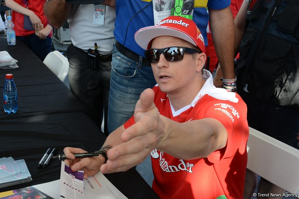 "Formula 1" iştirakçıları Bakıda avtoqraf verdilər (FOTO)