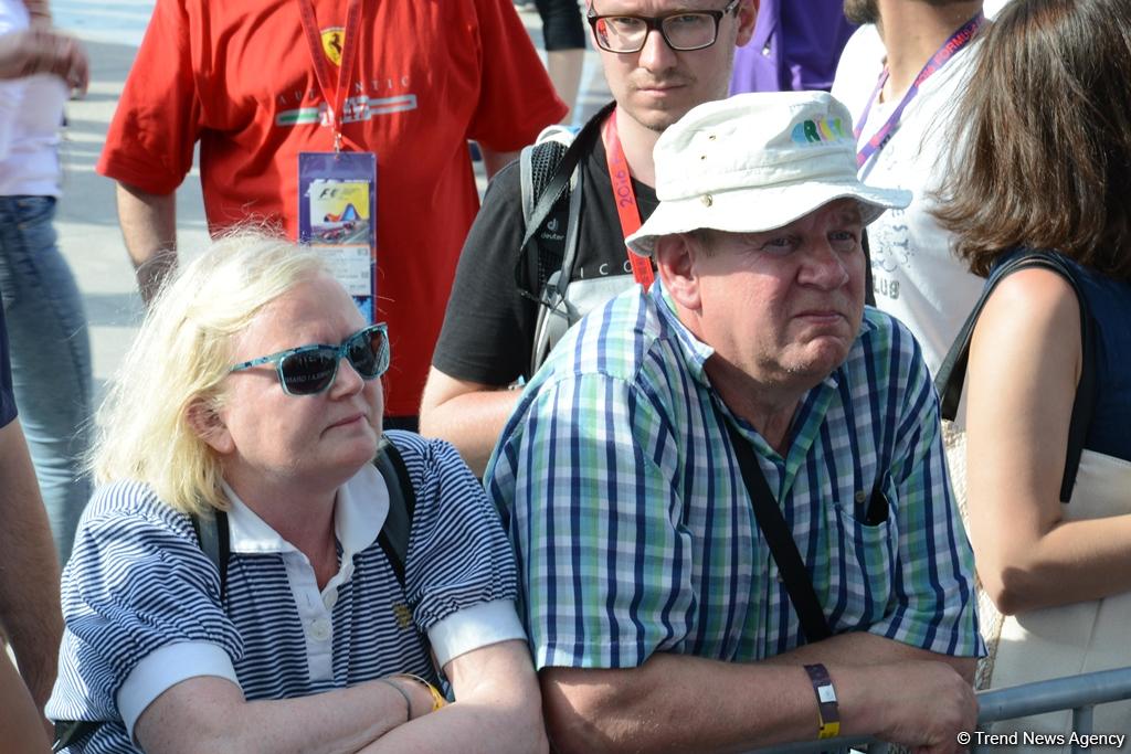 "Formula 1" iştirakçıları Bakıda avtoqraf verdilər (FOTO)
