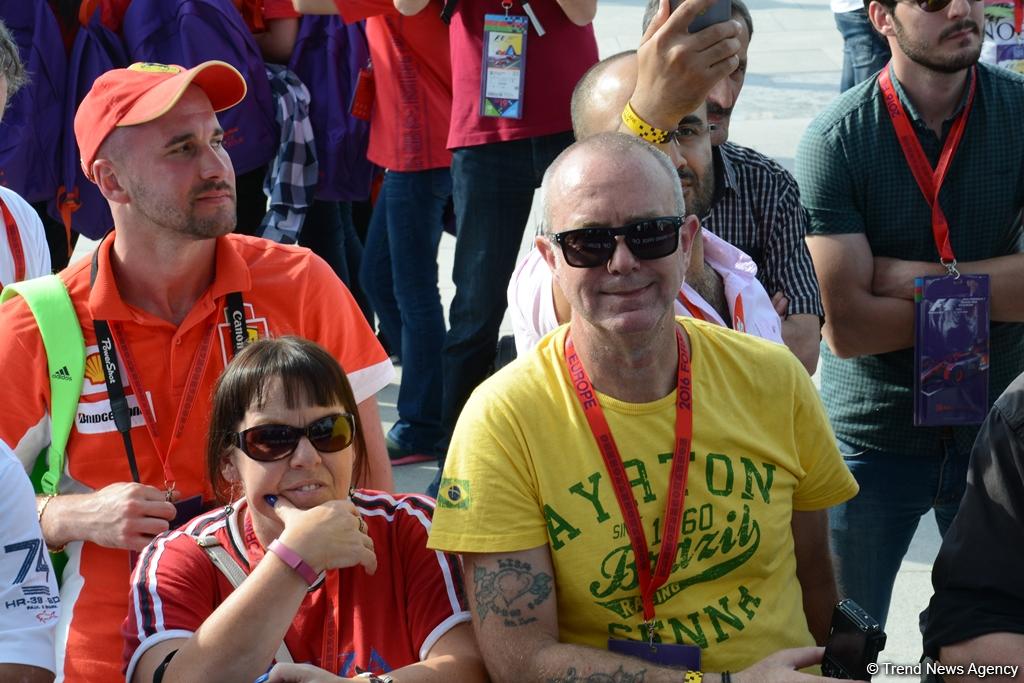 "Formula 1" iştirakçıları Bakıda avtoqraf verdilər (FOTO)