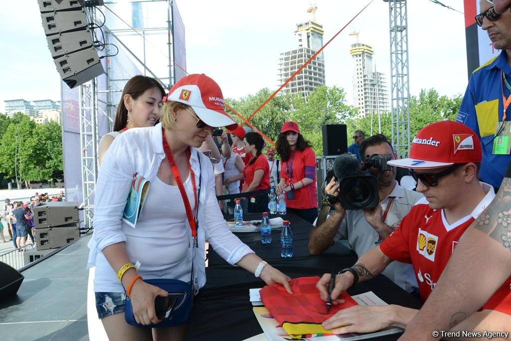 "Formula 1" iştirakçıları Bakıda avtoqraf verdilər (FOTO)