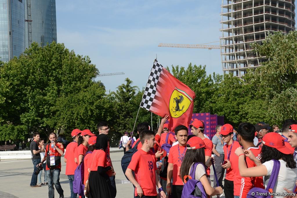 "Formula 1" iştirakçıları Bakıda avtoqraf verdilər (FOTO)