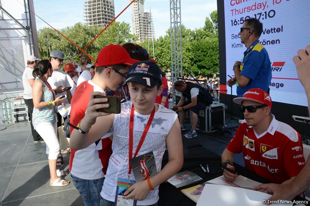 "Formula 1" iştirakçıları Bakıda avtoqraf verdilər (FOTO)