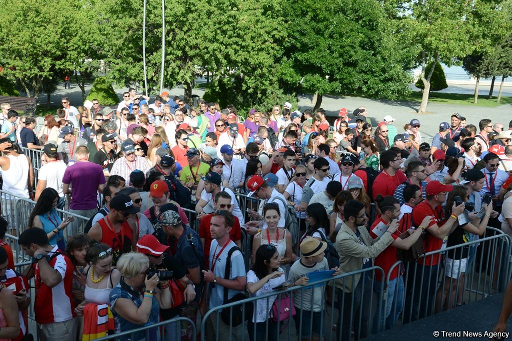 "Formula 1" iştirakçıları Bakıda avtoqraf verdilər (FOTO)