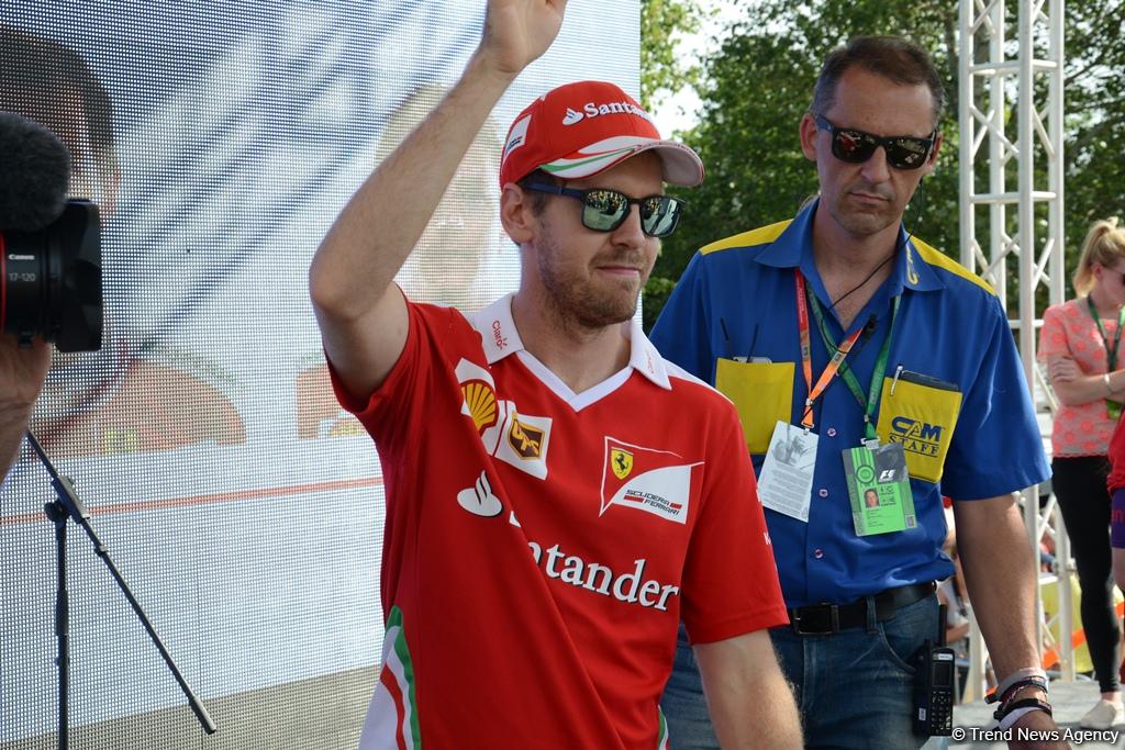 "Formula 1" iştirakçıları Bakıda avtoqraf verdilər (FOTO)