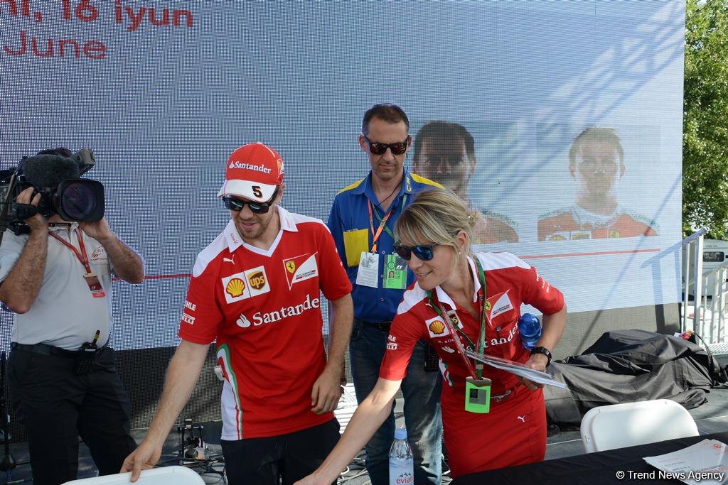 "Formula 1" iştirakçıları Bakıda avtoqraf verdilər (FOTO)