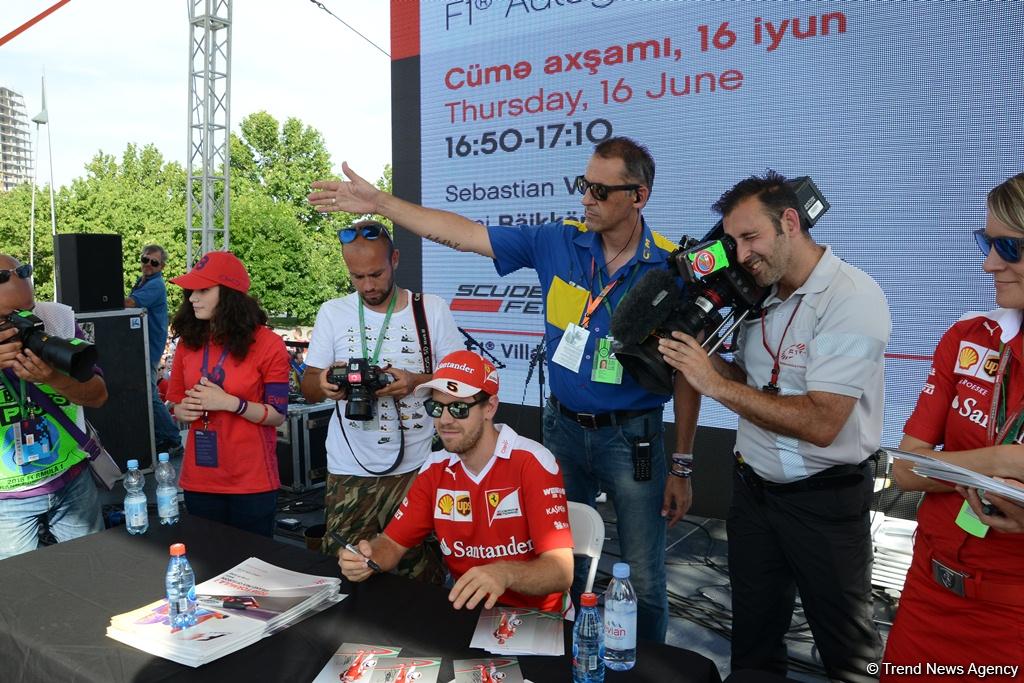 "Formula 1" iştirakçıları Bakıda avtoqraf verdilər (FOTO)
