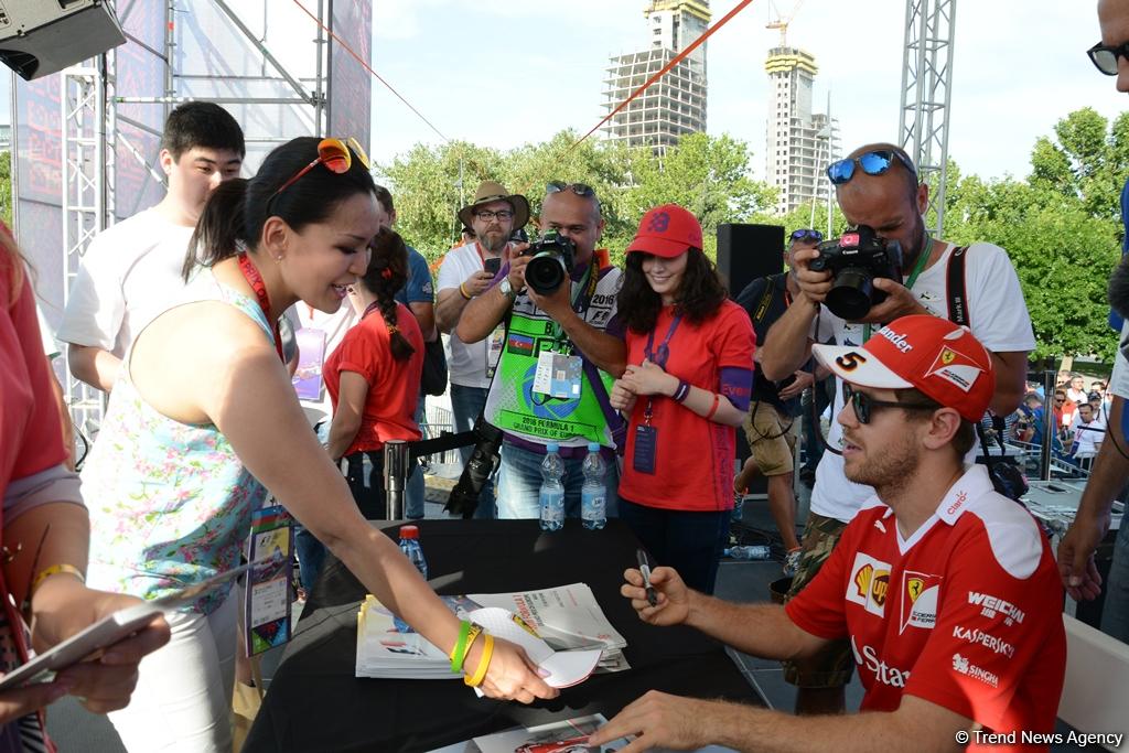 "Formula 1" iştirakçıları Bakıda avtoqraf verdilər (FOTO)
