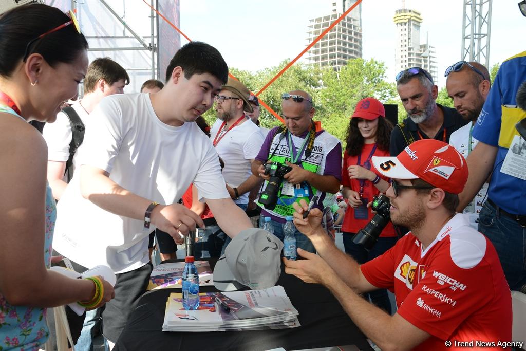 "Formula 1" iştirakçıları Bakıda avtoqraf verdilər (FOTO)
