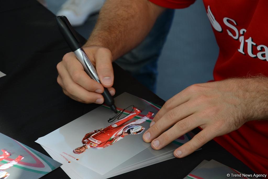 "Formula 1" iştirakçıları Bakıda avtoqraf verdilər (FOTO)