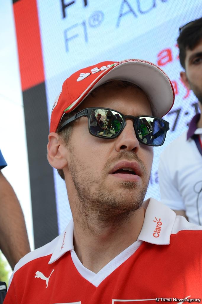 "Formula 1" iştirakçıları Bakıda avtoqraf verdilər (FOTO)