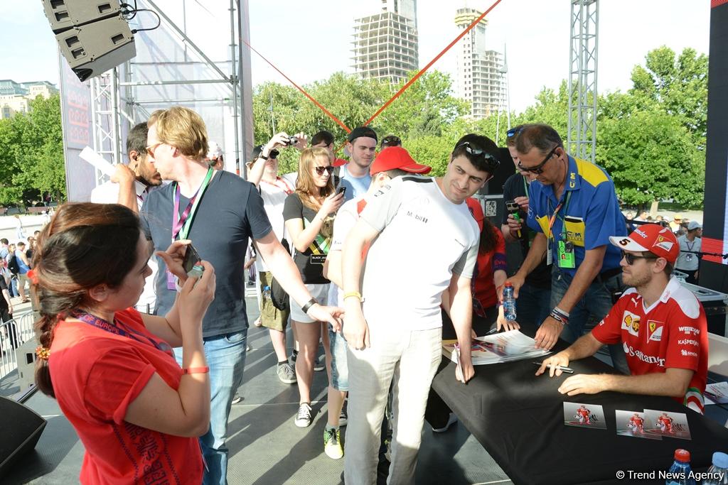 "Formula 1" iştirakçıları Bakıda avtoqraf verdilər (FOTO)