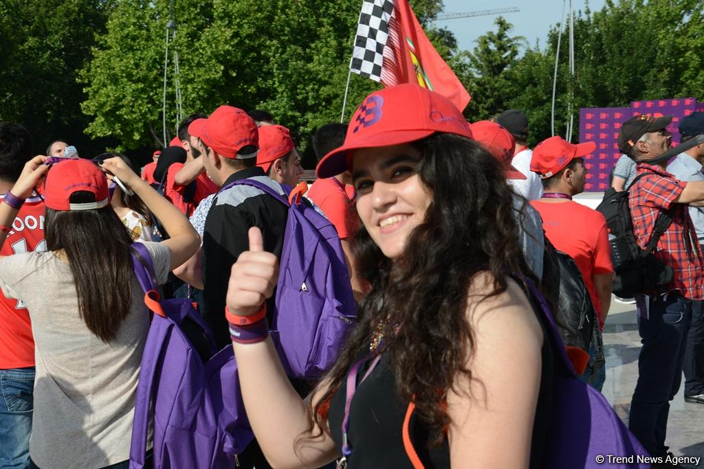 "Formula 1" iştirakçıları Bakıda avtoqraf verdilər (FOTO)