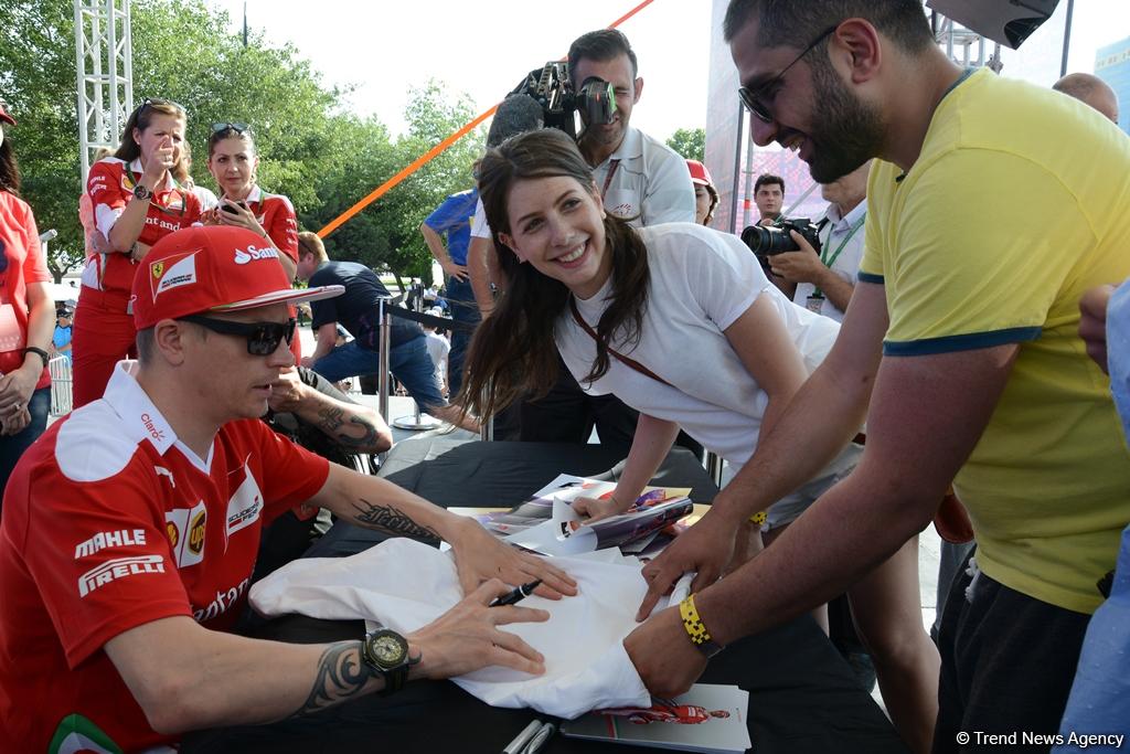 "Formula 1" iştirakçıları Bakıda avtoqraf verdilər (FOTO)