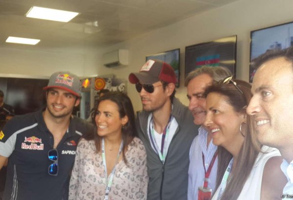 Enrike İqlesias "Formula 1" komandalarının bokslarına baş çəkib (FOTO)