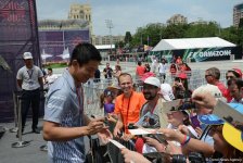 "Formula 1" pilotu azarkeşləri avtoqrafı ilə sevindirdi (FOTO)