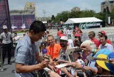 "Formula 1" pilotu azarkeşləri avtoqrafı ilə sevindirdi (FOTO)