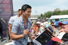 "Formula 1" pilotu azarkeşləri avtoqrafı ilə sevindirdi (FOTO)