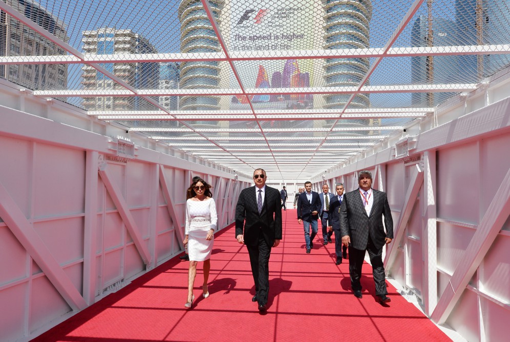 Prezident İlham Əliyev və xanımı "Formula 1" Avropa Qran Prisi yarışına baxıblar (FOTO)
