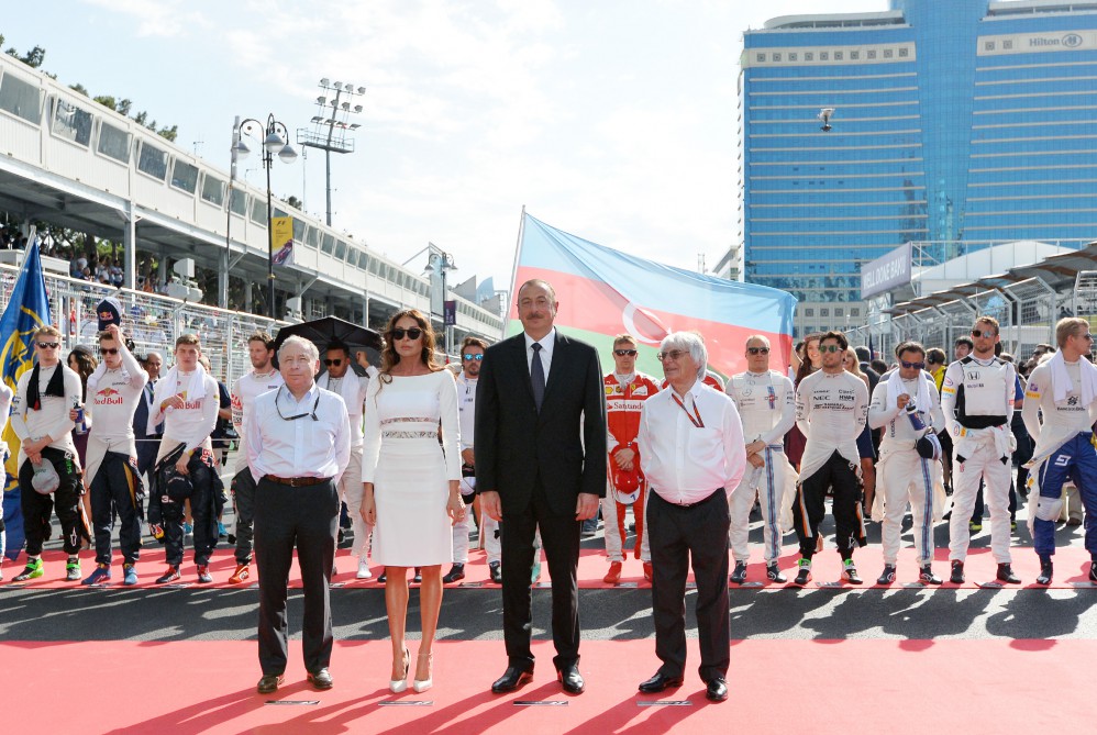 Prezident İlham Əliyev və xanımı "Formula 1" Avropa Qran Prisi yarışına baxıblar (FOTO)