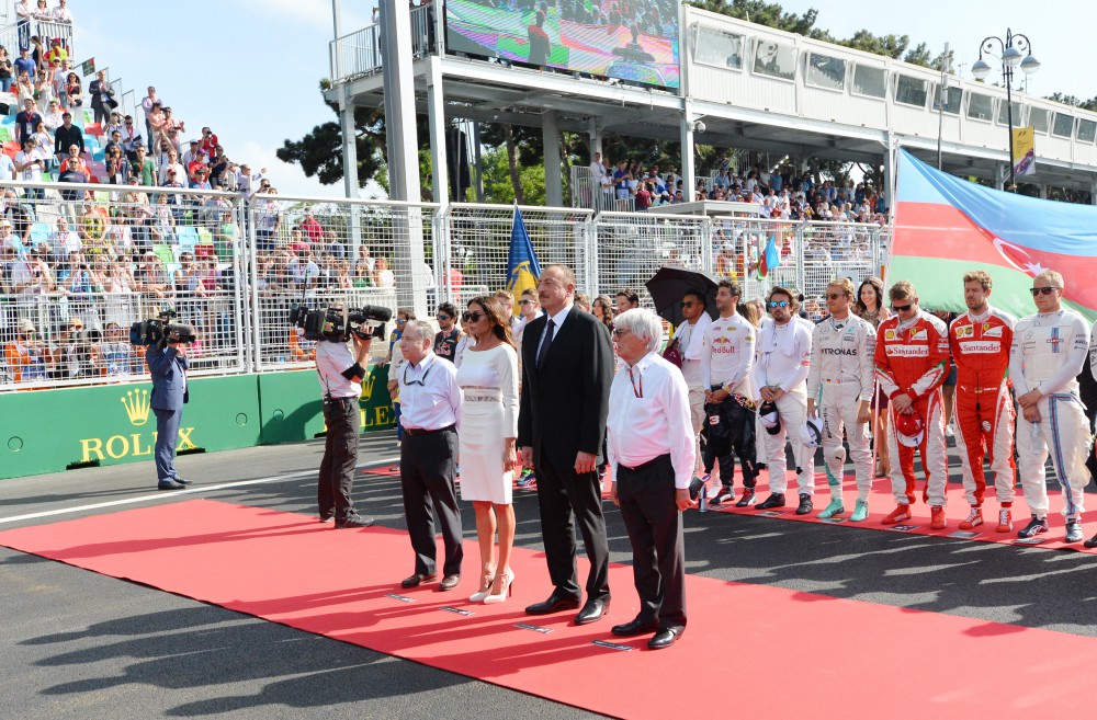 Prezident İlham Əliyev və xanımı "Formula 1" Avropa Qran Prisi yarışına baxıblar (FOTO)