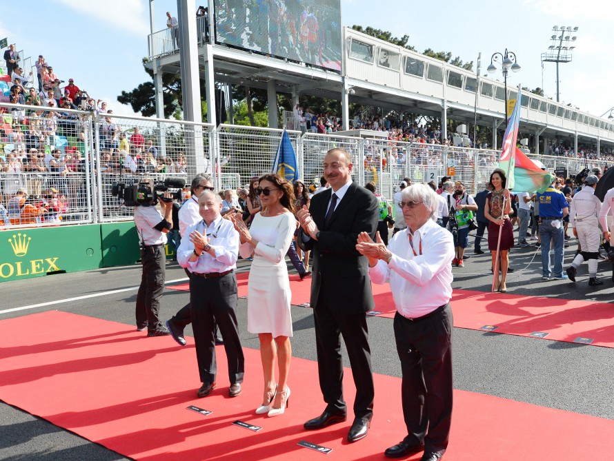 Prezident İlham Əliyev və xanımı "Formula 1" Avropa Qran Prisi yarışına baxıblar (FOTO)