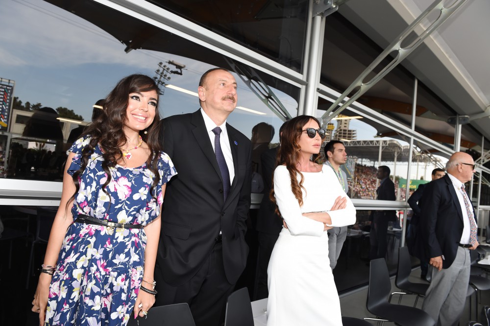Prezident İlham Əliyev və xanımı "Formula 1" Avropa Qran Prisi yarışına baxıblar (FOTO)