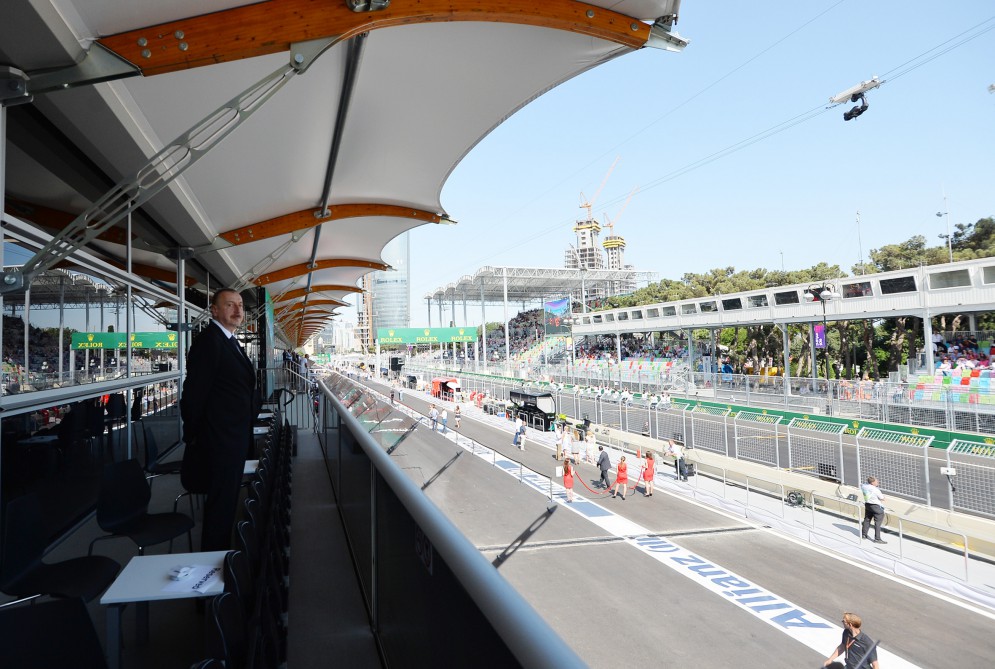 Prezident İlham Əliyev və xanımı "Formula 1" Avropa Qran Prisi yarışına baxıblar (FOTO)
