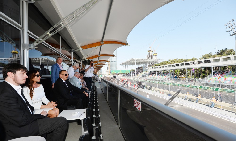 Prezident İlham Əliyev və xanımı "Formula 1" Avropa Qran Prisi yarışına baxıblar (FOTO)