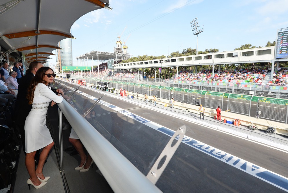 Prezident İlham Əliyev və xanımı "Formula 1" Avropa Qran Prisi yarışına baxıblar (FOTO)