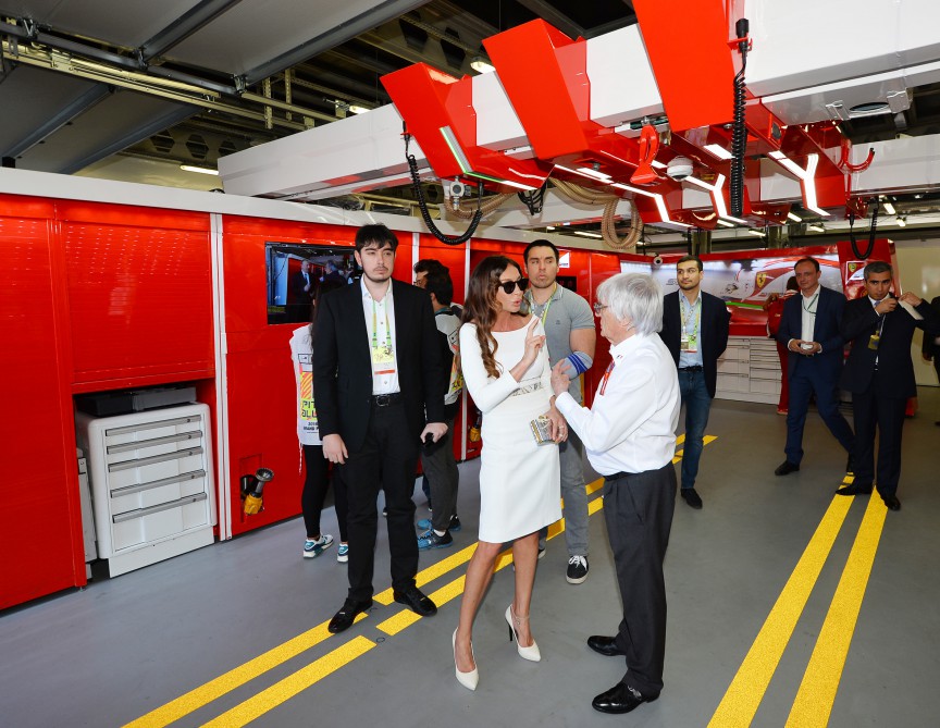 Prezident İlham Əliyev və xanımı "Formula 1" Avropa Qran Prisi yarışına baxıblar (FOTO)