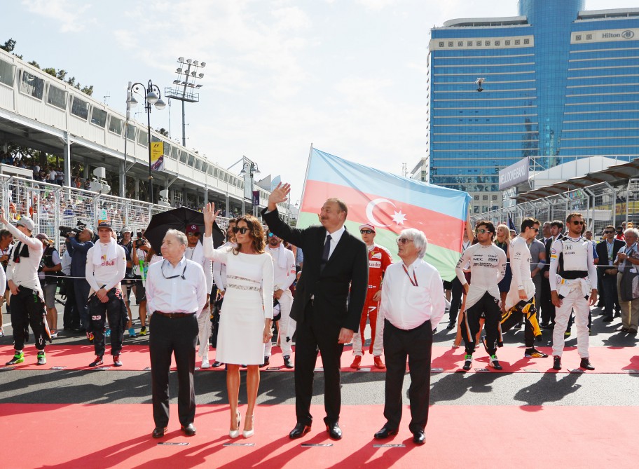 Prezident İlham Əliyev və xanımı "Formula 1" Avropa Qran Prisi yarışına baxıblar (FOTO)